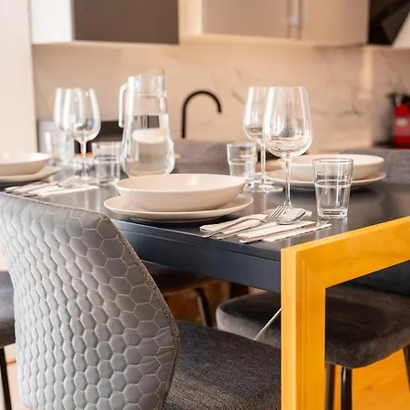 Spacious Deluxe Basement Ideal For 8 Guests Apartamento *
