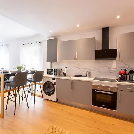 Spacious Deluxe Basement Ideal For 8 Guests